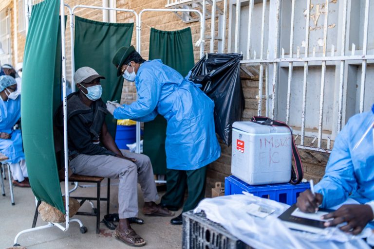 Tenda de vacinação improvisada montada pelo Exército em Bulawayo, Zimbabwe: continente africano sofre com falta de vacinas (Foto: Zinyange Auntony / AFP - 03/08/2021)