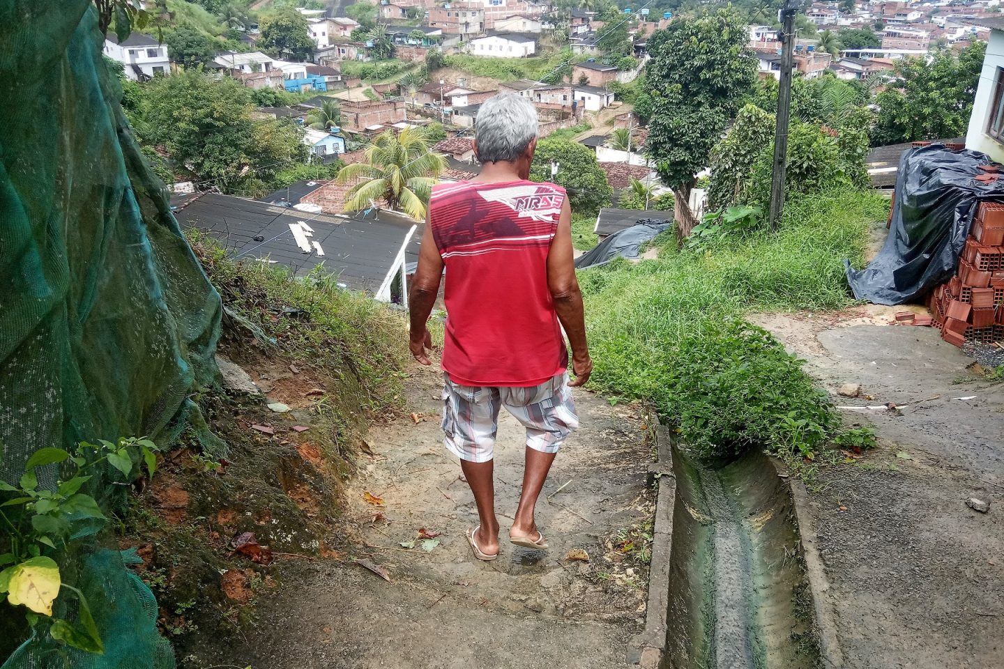 Seu Antônio, de costas, no Alto da Bondade, em Olinda