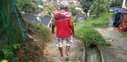 Seu Antônio, de costas, no Alto da Bondade, em Olinda