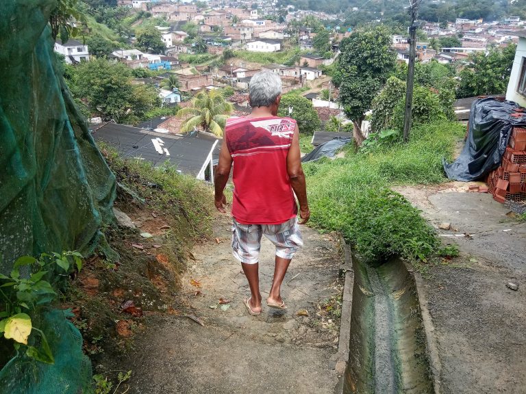 Seu Antônio, de costas, no Alto da Bondade, em Olinda