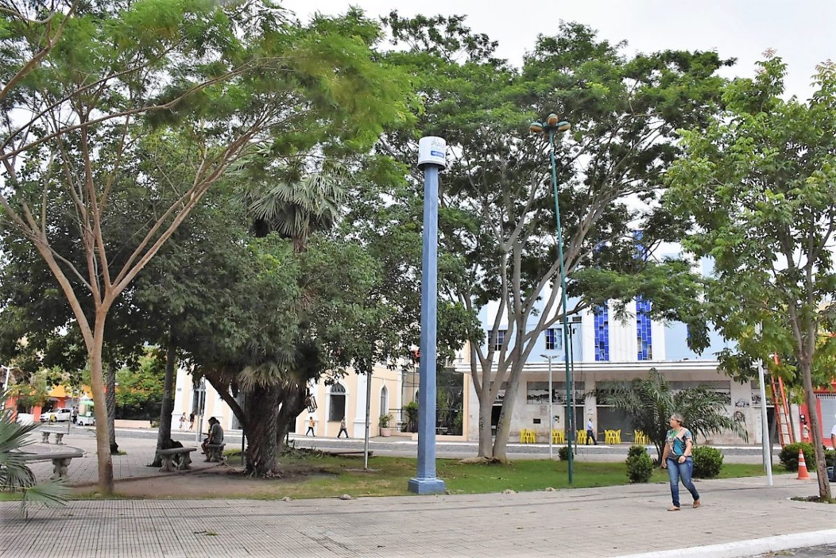 Piaui Conectado: poste sinaliza um ponto de Wi-Fi gratuito em uma praça arborizada no Piauí