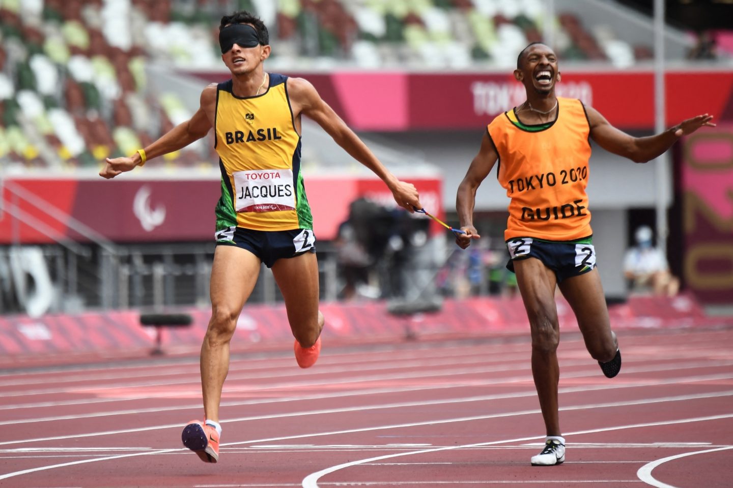 Yeltsin Jacques (à esquerda), com o guia Carlos Antonio dos Santos, vence os 1.500m rasos, conquistando o 100º ouro do Brasil em Paralimpíadas. Foto Ilya Pitalev/Sputnik/AFP