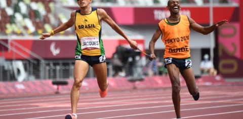 Yeltsin Jacques (à esquerda), com o guia Carlos Antonio dos Santos, vence os 1.500m rasos, conquistando o 100º ouro do Brasil em Paralimpíadas. Foto Ilya Pitalev/Sputnik/AFP
