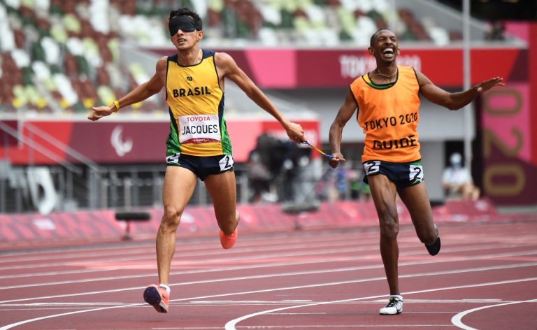 Yeltsin Jacques (à esquerda), com o guia Carlos Antonio dos Santos, vence os 1.500m rasos, conquistando o 100º ouro do Brasil em Paralimpíadas. Foto Ilya Pitalev/Sputnik/AFP