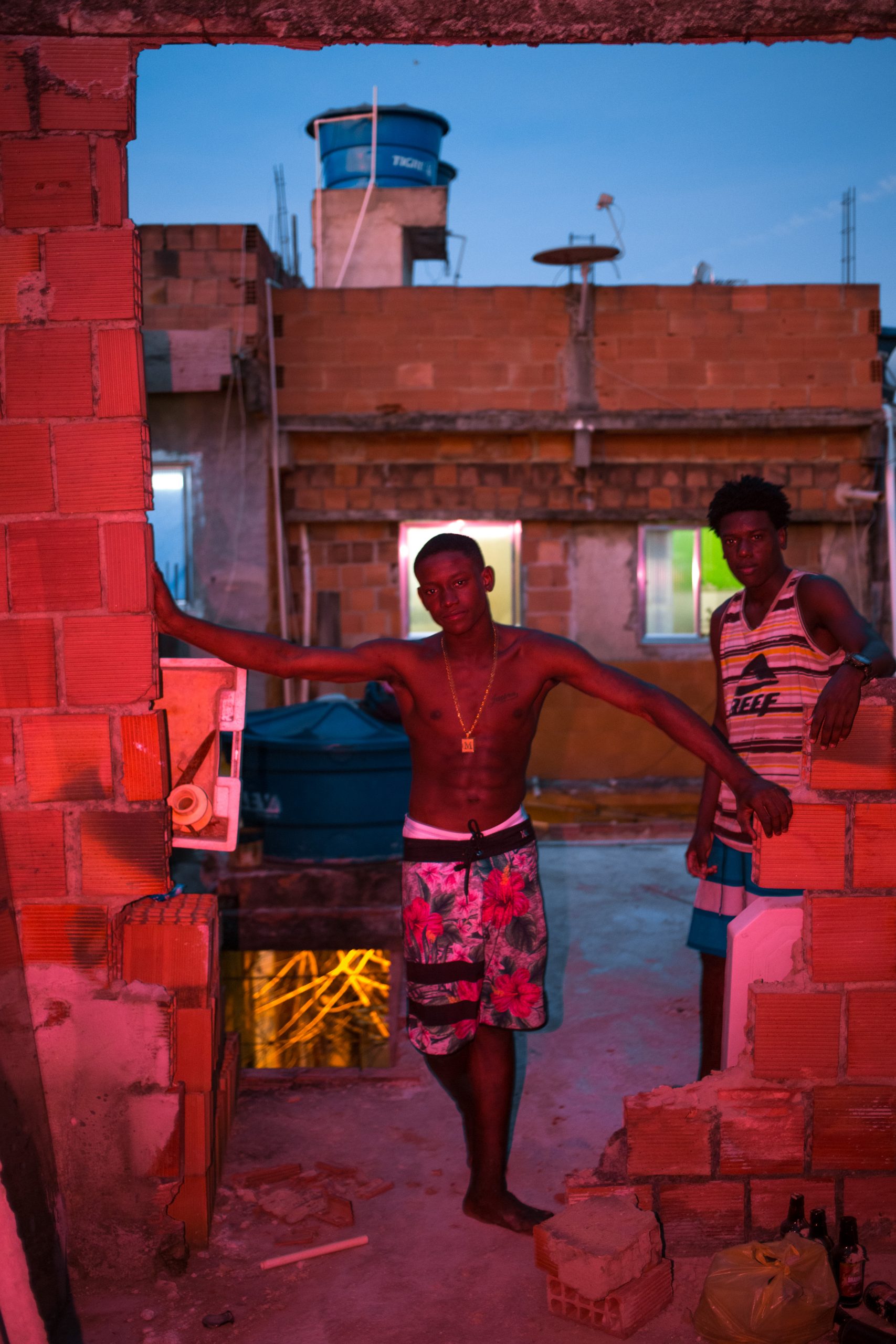 Luz vermelha como elemento para contrapor o entardecer na favela. Foto Filipe Cordon/divulgação