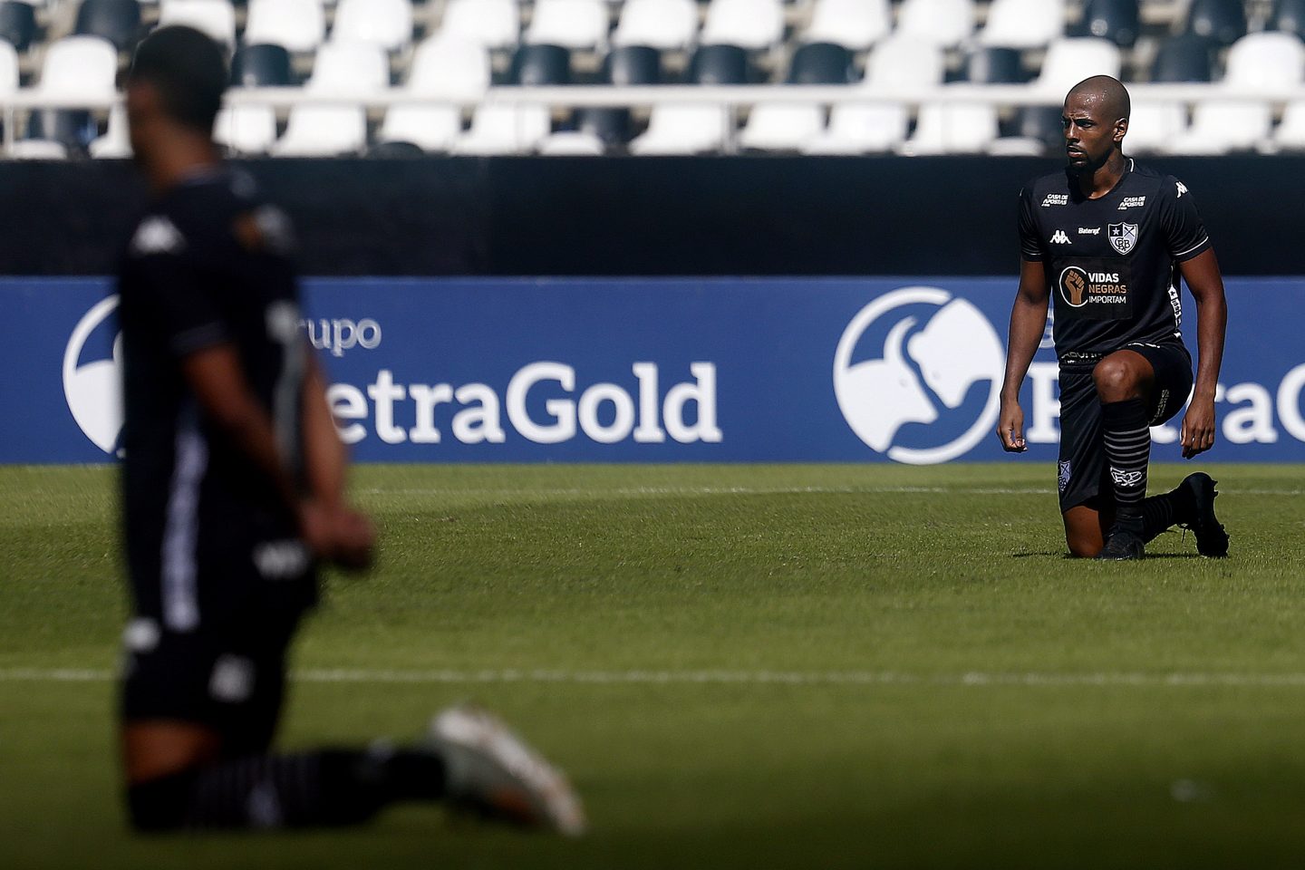 No estádio vazio, jogadores do Botafogo se ajoelham em protesto contra o racismo: menos casos de discriminação racial com ausência da torcida (Foto: Vitor Silva/Botafogo - 28/06/2021)