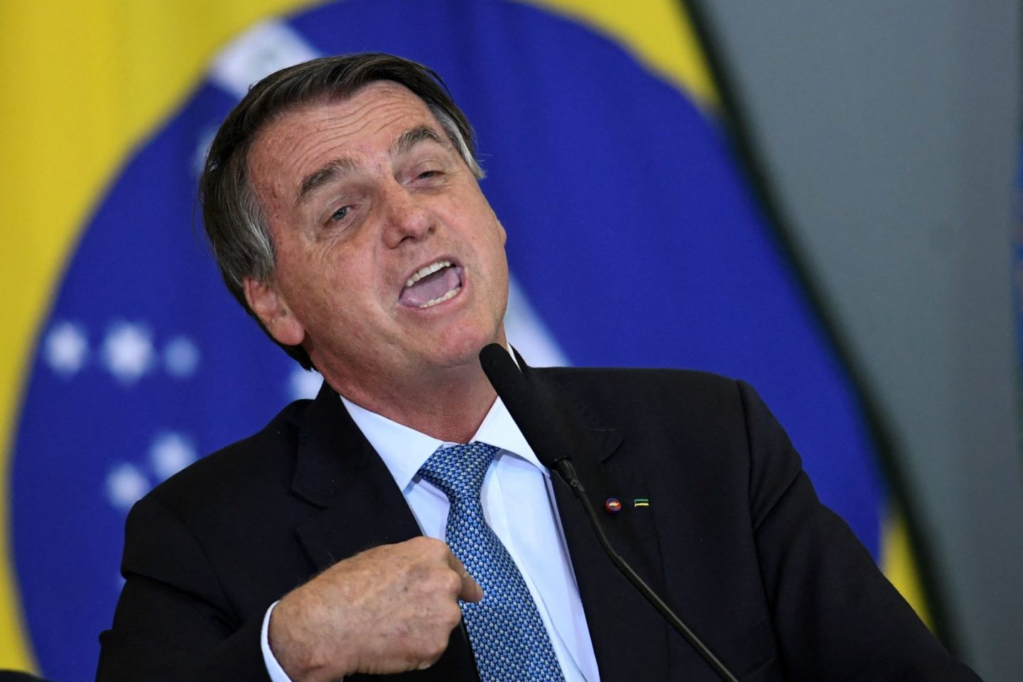 O presidente Bolsonaro em cerimônia no Palácio do Planalto: denúncia no Tribunal Criminal de Haia por advogados europeus apontam que crimes contra o meio ambiente são crimes contra a humanidade (Foto: Mateus Bonomi/AGIF - 10/07/2021)