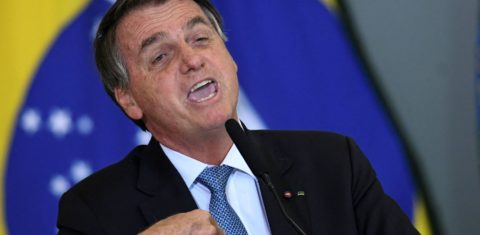 O presidente Bolsonaro em cerimônia no Palácio do Planalto: denúncia no Tribunal Criminal de Haia por advogados europeus apontam que crimes contra o meio ambiente são crimes contra a humanidade (Foto: Mateus Bonomi/AGIF - 10/07/2021)