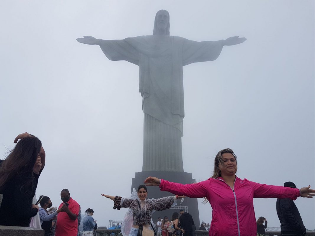 Turistas enfrentam vento, chuva e neblina no Cristo Redentor: 90 anos de sucesso, apesar das tretas (Foto: Oscar Valporto)