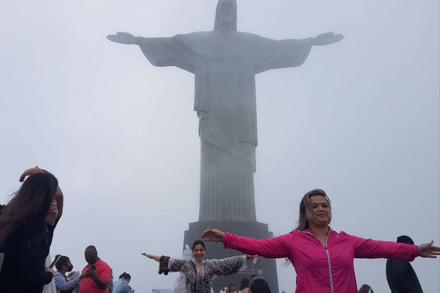 Turistas enfrentam vento, chuva e neblina no Cristo Redentor: 90 anos de sucesso, apesar das tretas (Foto: Oscar Valporto)