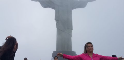 Turistas enfrentam vento, chuva e neblina no Cristo Redentor: 90 anos de sucesso, apesar das tretas (Foto: Oscar Valporto)