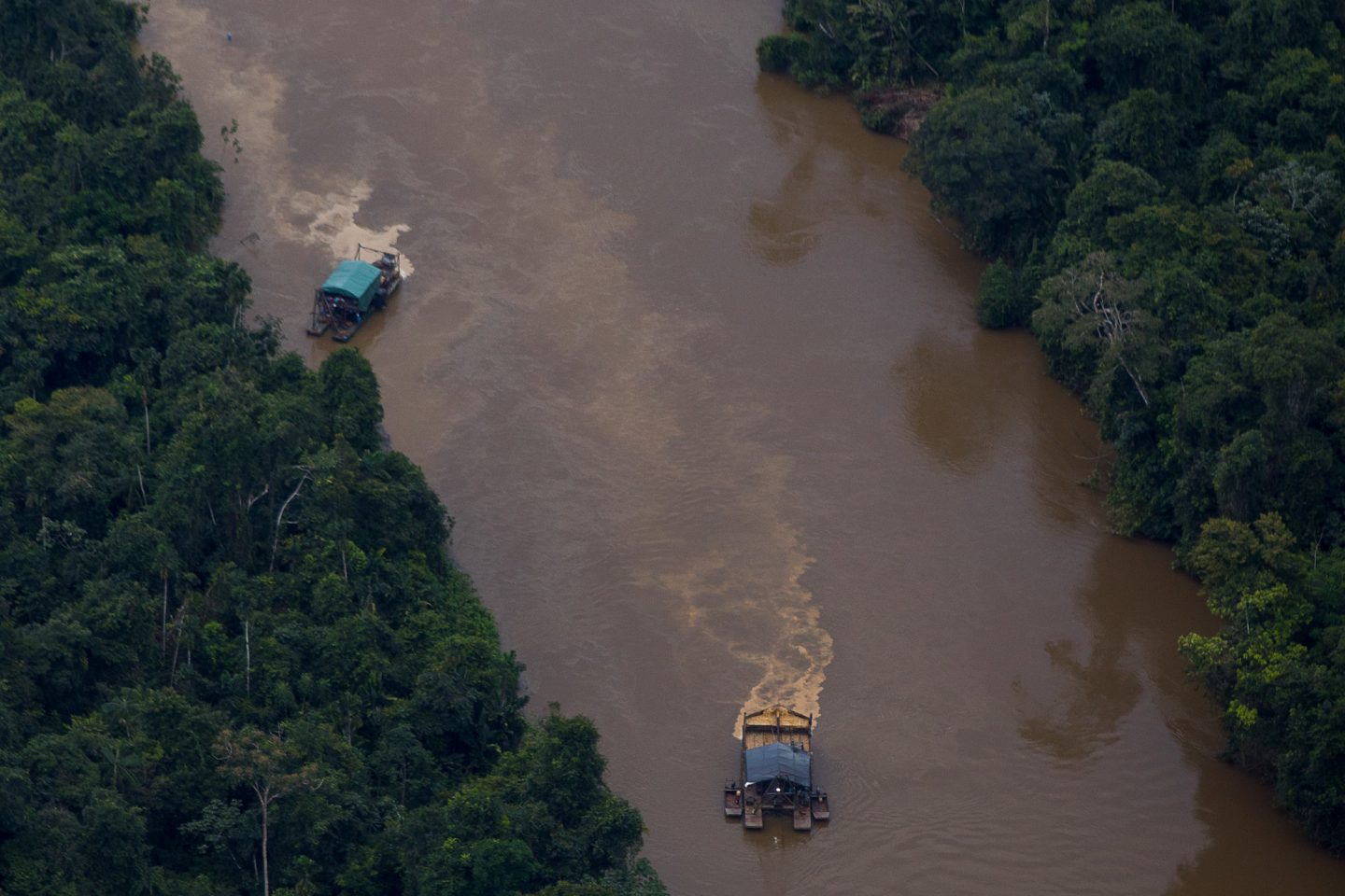 Dragas de garimpo no Rio Parima, na Terra Ynomami: encontrados os corpos de duas crianças indígenas (Bruno Kelly / Amazônia Real)