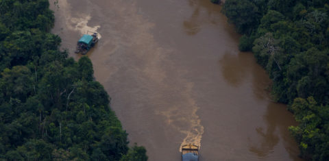 Dragas de garimpo no Rio Parima, na Terra Ynomami: encontrados os corpos de duas crianças indígenas (Bruno Kelly / Amazônia Real)