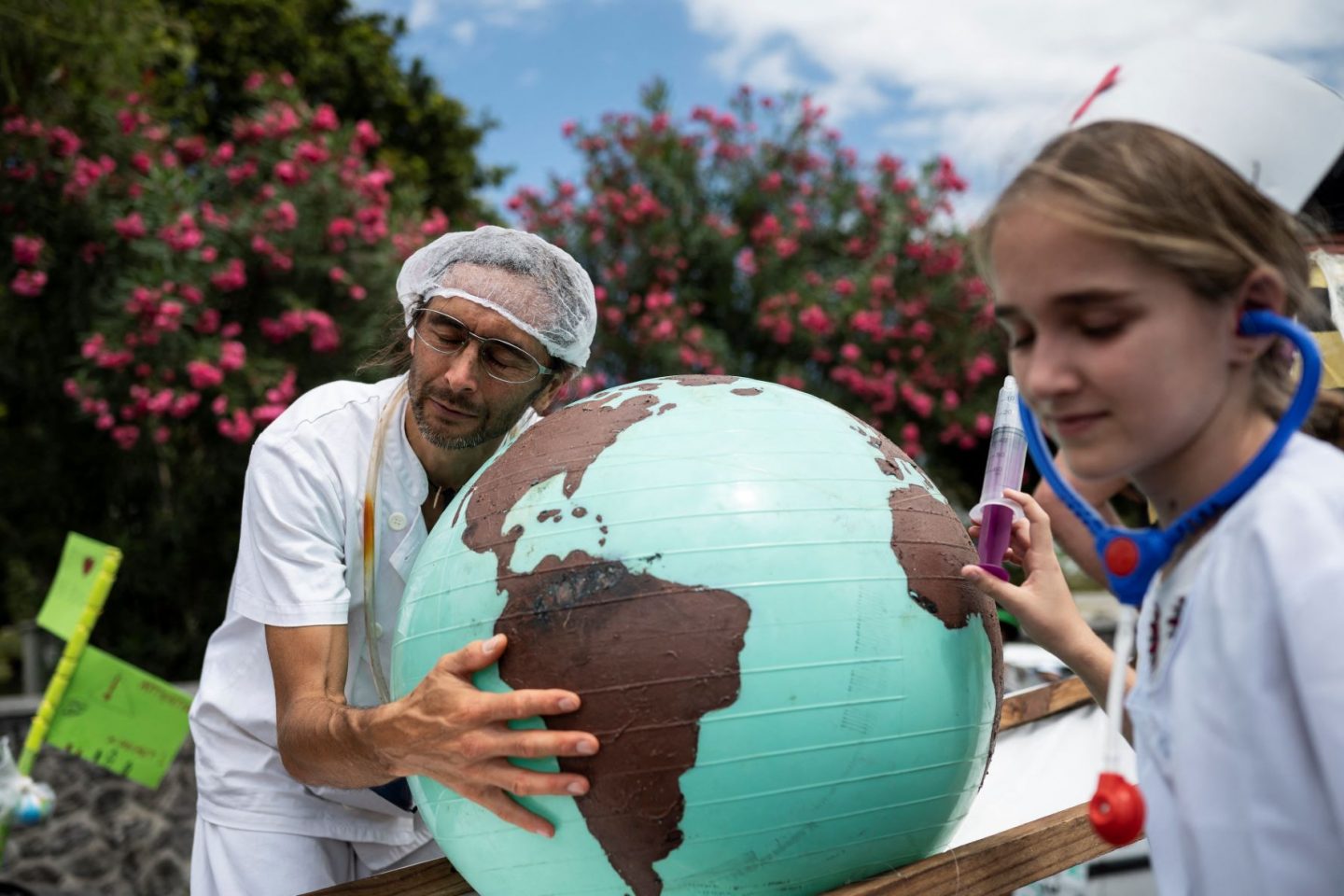 Protesto contra crise climática na ilha francesa de Réunion: especialistas em saúde mental afirmam que eco-ansiedade atinge cada vez mais adultos e crianças (Foto: Bastien Doudaine / Hans Lucas / AFP - 25/09/2021)