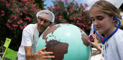 Protesto contra crise climática na ilha francesa de Réunion: especialistas em saúde mental afirmam que eco-ansiedade atinge cada vez mais adultos e crianças (Foto: Bastien Doudaine / Hans Lucas / AFP - 25/09/2021)