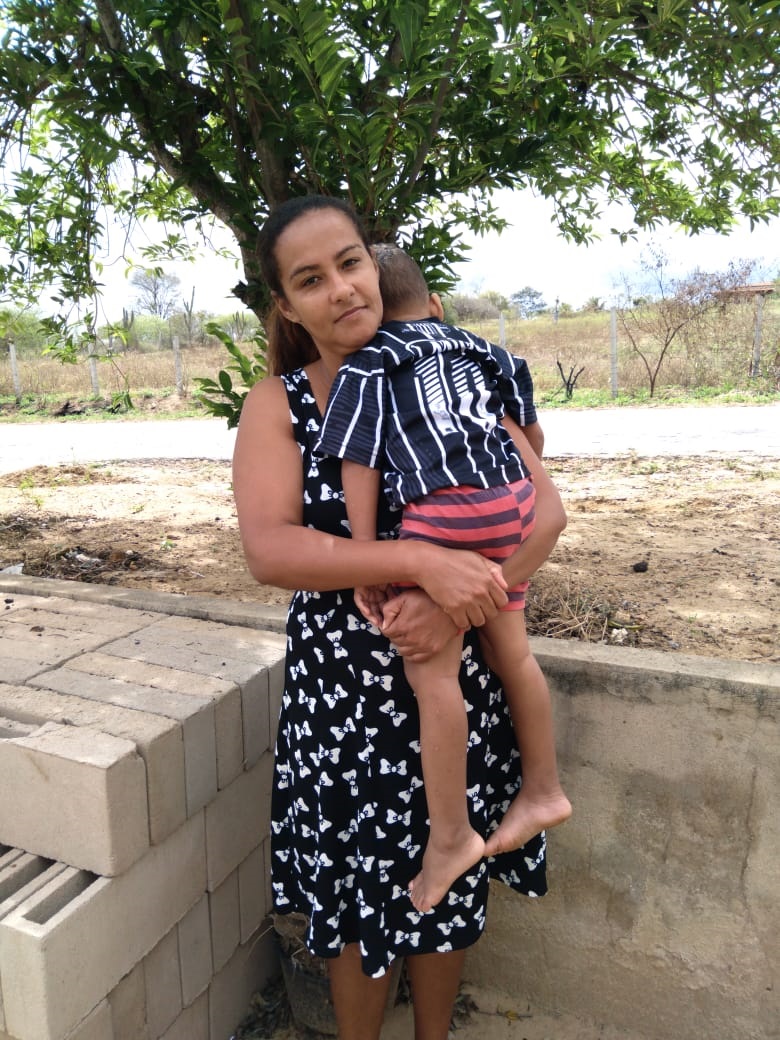 Mônica Celestino de Sá, mãe de Gabriel, trabalha em dois lugares mais não descuida da vacinação do filho. Foto Liliana Peixinho