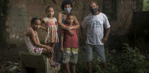 Os três filhos menores do pescador Gilciney Lopes Gomes, de camisa branca, morador de Caxias, Rio de janeiro, não completaram o programa de imunização e estão com doses atrasadas. Foto Marco Antonio Rezende/Colabora.