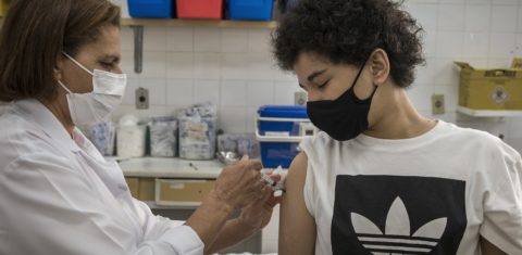 Servidora do posto Heitor Beltrão, na Tijuca, Rio de janeiro, aplica a vacina de HPV em Miguel Torres Farias, 12 anos. O menino não havia feito a complementação das vacinas regulares que estavam atrasadas. Foto Marco Antonio Rezende/Colabora.