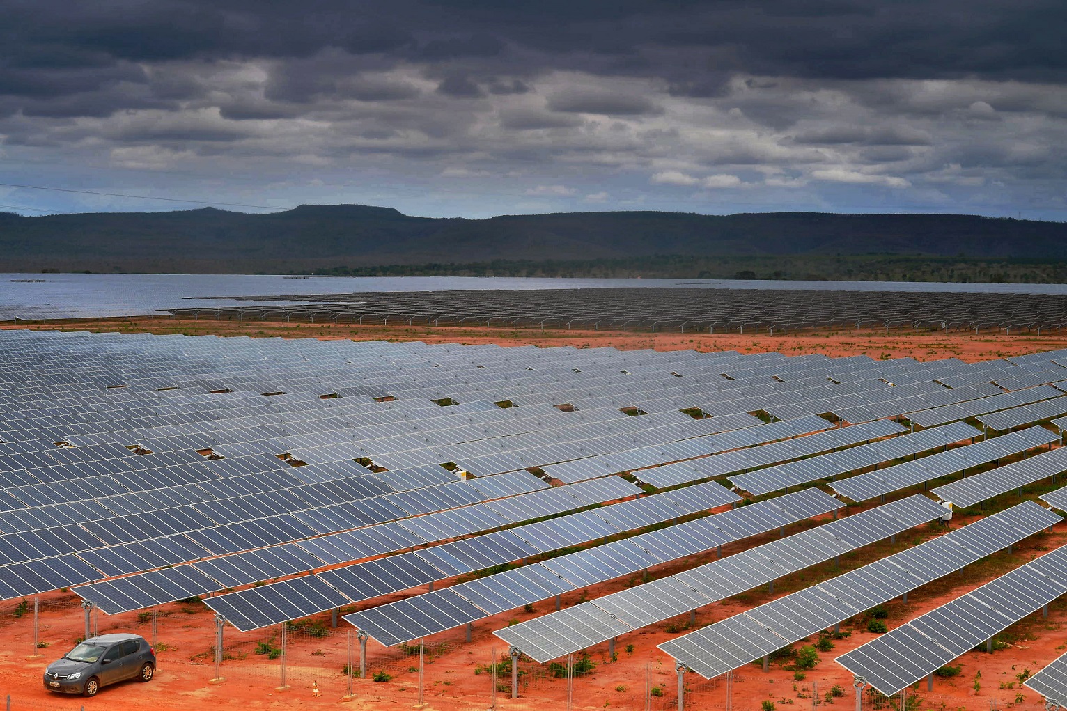 Vista aérea de uma fazenda de energia solar em Pirapora, Minas Gerais. Especialistas defendem o investimento em energia limpa para reduzir as chances de uma crise energética. Foto Carl de Souza/AFP
