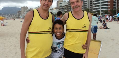 Toni (à esquerda), Alysson e David em Ipanema: cruzada para conseguir um simples CPF. Foto arquivo pessoal
