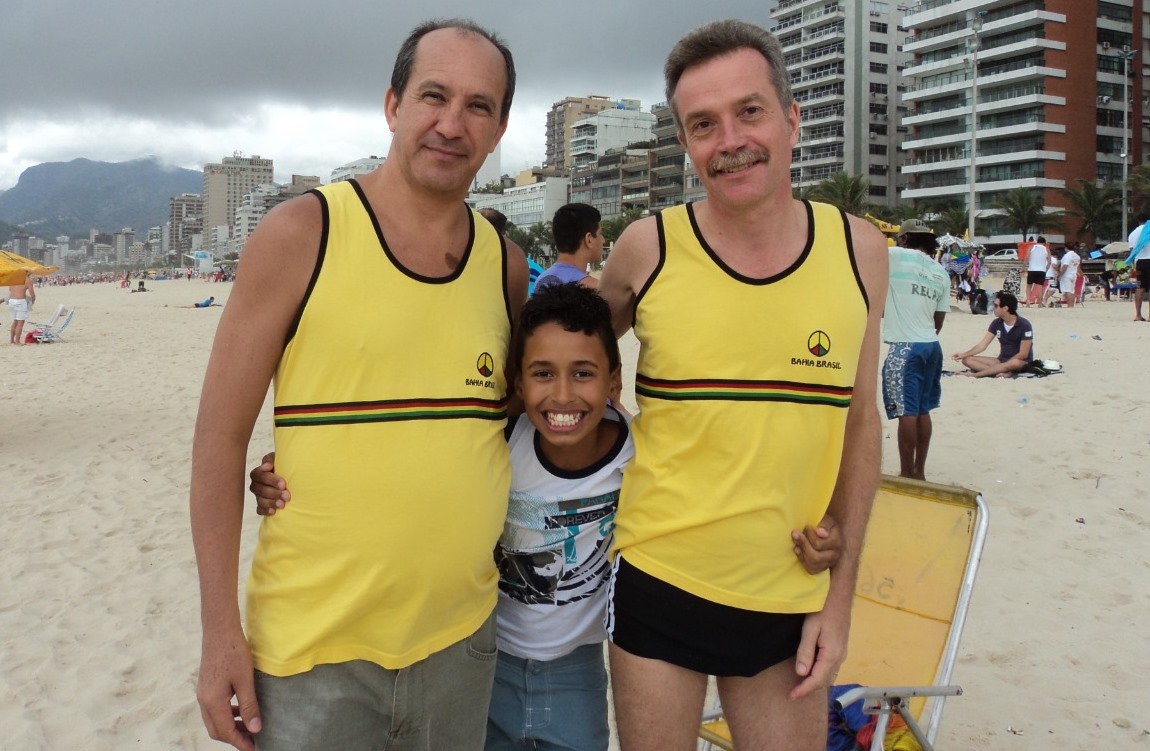 Toni (à esquerda), Alysson e David em Ipanema: cruzada para conseguir um simples CPF. Foto arquivo pessoal