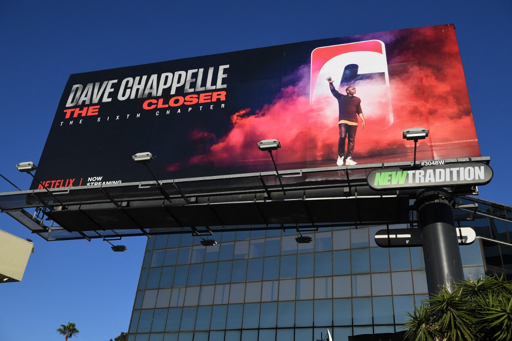 Cartaz em Hollywood anunciando o especial de Dave Chappelle para a Netflix: protestos de funcionários e da comunidade LGBT+ contra transfobia de comediante (Foto: Robyn Beck / AFP - 13/10/2021)