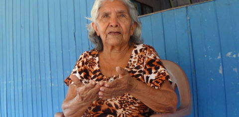 Dona Chica em sua casa, em Mâncio Lima: guardiã da história de apropriação que vitimou seu povo. Foto Tarisson Nawa