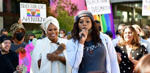 A jornalista Ashley Marie Preston, de branco, e a atriz Blossom C. Brown (ao microfone) - ambas mulheres trans - em protesto em frente à sede da Netflix: denúncia de transfobia contra comediante Dave Chappelle (Foto: Rodin Eckenroth / AFP - 20/10/2021)