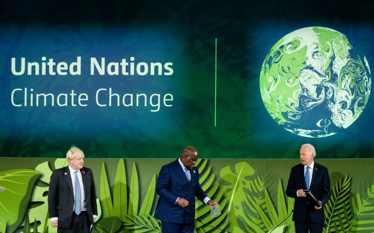 O primeiro-ministro britânico Boris Johnson e os presidentes do Congo, Felix Tshisekedi, e dos EUA, Joe Biden, na COP26: acordos para reduzir desmatamento e emissões de metano (Foto: Erin Schaff /Pool / AFP)