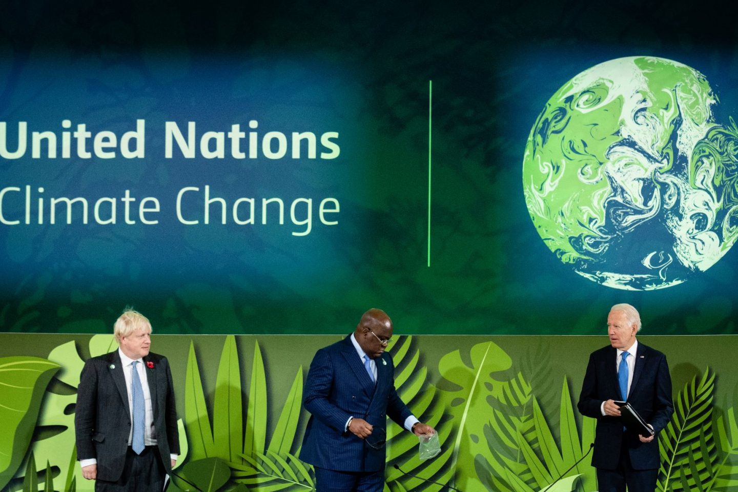 O primeiro-ministro britânico Boris Johnson e os presidentes do Congo, Felix Tshisekedi, e dos EUA, Joe Biden, na COP26: acordos para reduzir desmatamento e emissões de metano (Foto: Erin Schaff /Pool / AFP)