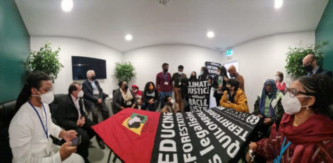 Comitiva da Conaq durante entrevista no Climate Hub em Glasgow: quilombolas protestam contra falta de atenção para racismo ambiental (Foto: Luiz Soares Junior/CopCollab26)