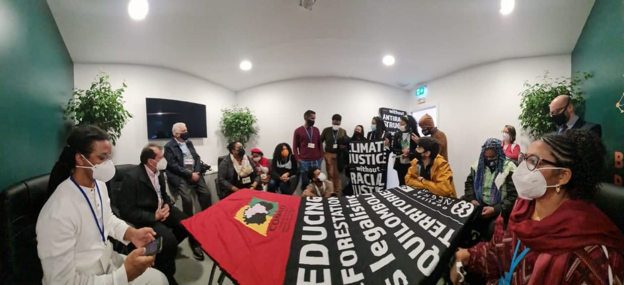 Comitiva da Conaq durante entrevista no Climate Hub em Glasgow: quilombolas protestam contra falta de atenção para racismo ambiental (Foto: Luiz Soares Junior/CopCollab26)