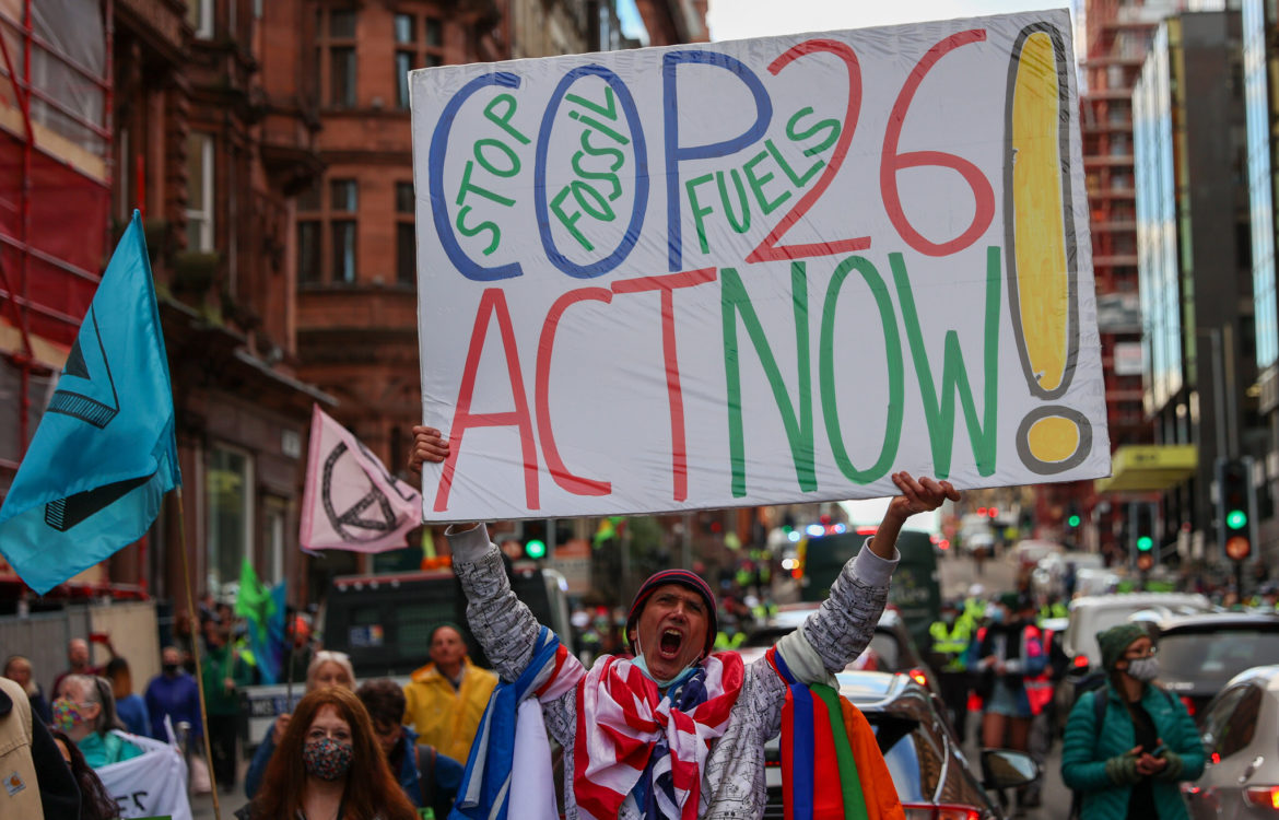 Protesto nas ruas de Glasgow contra combustíveis fósseis: países assinam acordo contra carvão na COP26 (Foto: Felipe Weneck / Observatório do Clima)
