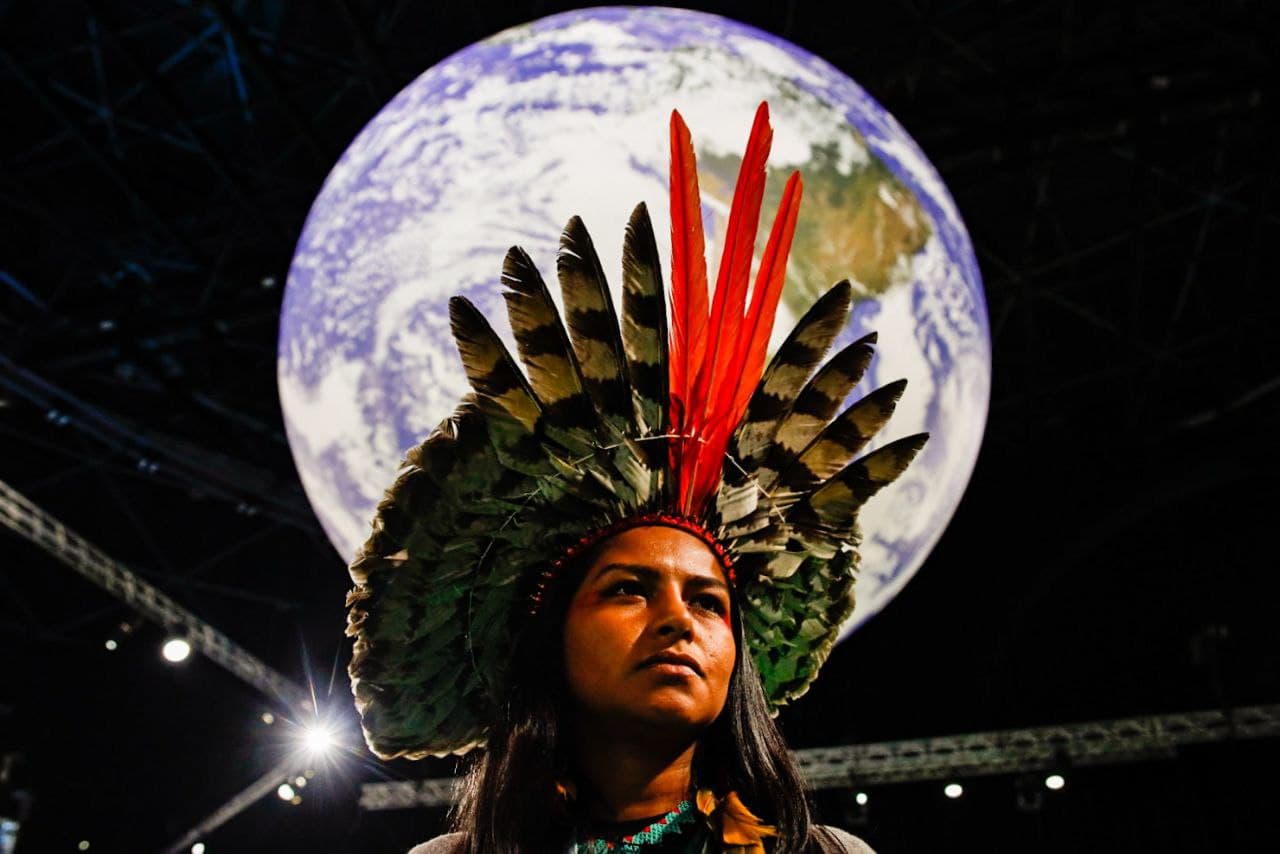 A cacica Juma Xipaia em debate na COP26: críticas à construção de Belo Monte e alerta sobre hidreléticas (Foto: Oliver Kornblihtt / Midia Ninja / CopCollab266)