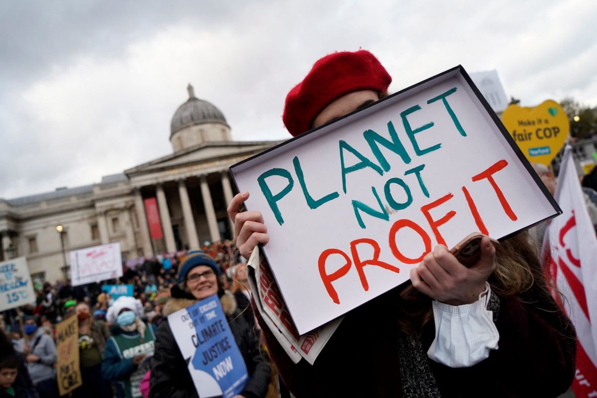 'Planeta, não lucro' afirma cartaz de manifestação ambientalista em Londres: críticas à iniciativa de instituições financeiras divulgadas na COP26 (Foto: Niklas Halle'n / AFP - 06/11/2021)