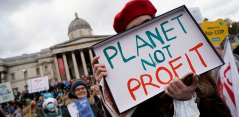 'Planeta, não lucro' afirma cartaz de manifestação ambientalista em Londres: críticas à iniciativa de instituições financeiras divulgadas na COP26 (Foto: Niklas Halle'n / AFP - 06/11/2021)