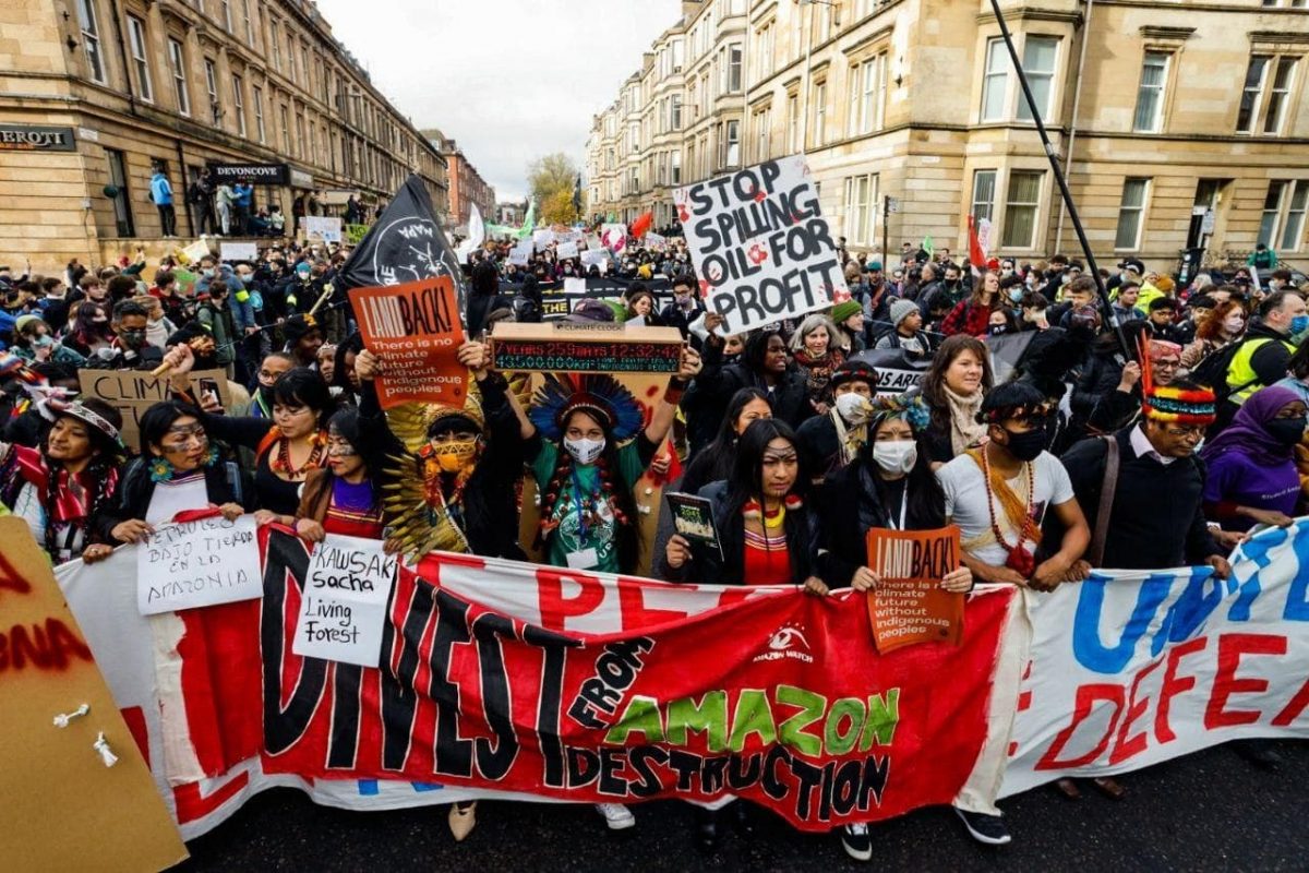 Clima: manifestação de jovens - com indígenas como a brasileira Samela Sateré-Mawé (de verde), à frente - em Glasgow: acusações de greenwash contra governantes na COP26 (Foto: (Foto: Oliver Kornblihtt / Midia Ninja / CopCollab26 - 05/11/2021)