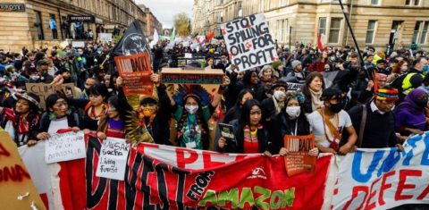 Clima: manifestação de jovens - com indígenas como a brasileira Samela Sateré-Mawé (de verde), à frente - em Glasgow: acusações de greenwash contra governantes na COP26 (Foto: (Foto: Oliver Kornblihtt / Midia Ninja / CopCollab26 - 05/11/2021)