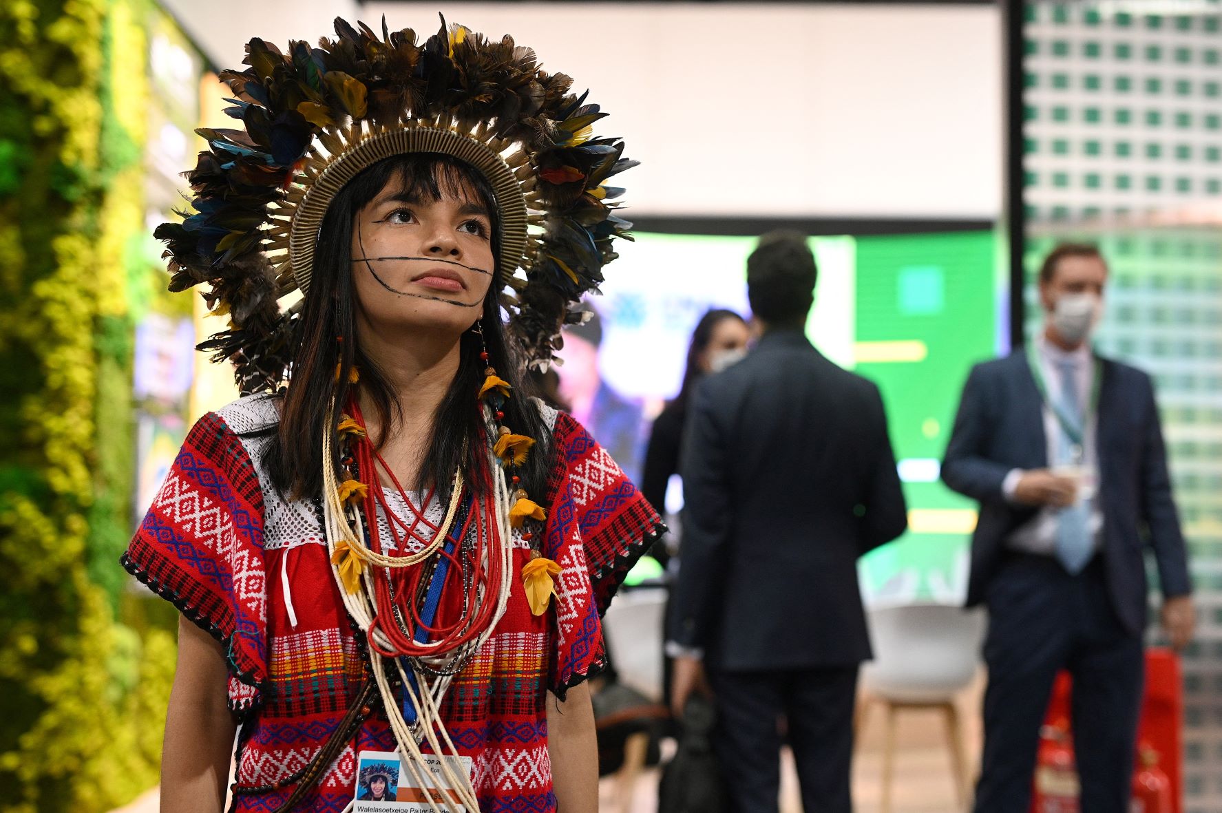 A jovem líder indígena Txai Suruí nos corredores da Conferência do Clima em Glasgow: ataques após discurso na abertura da COP26 (Foto: Paul Ellis / AFP)