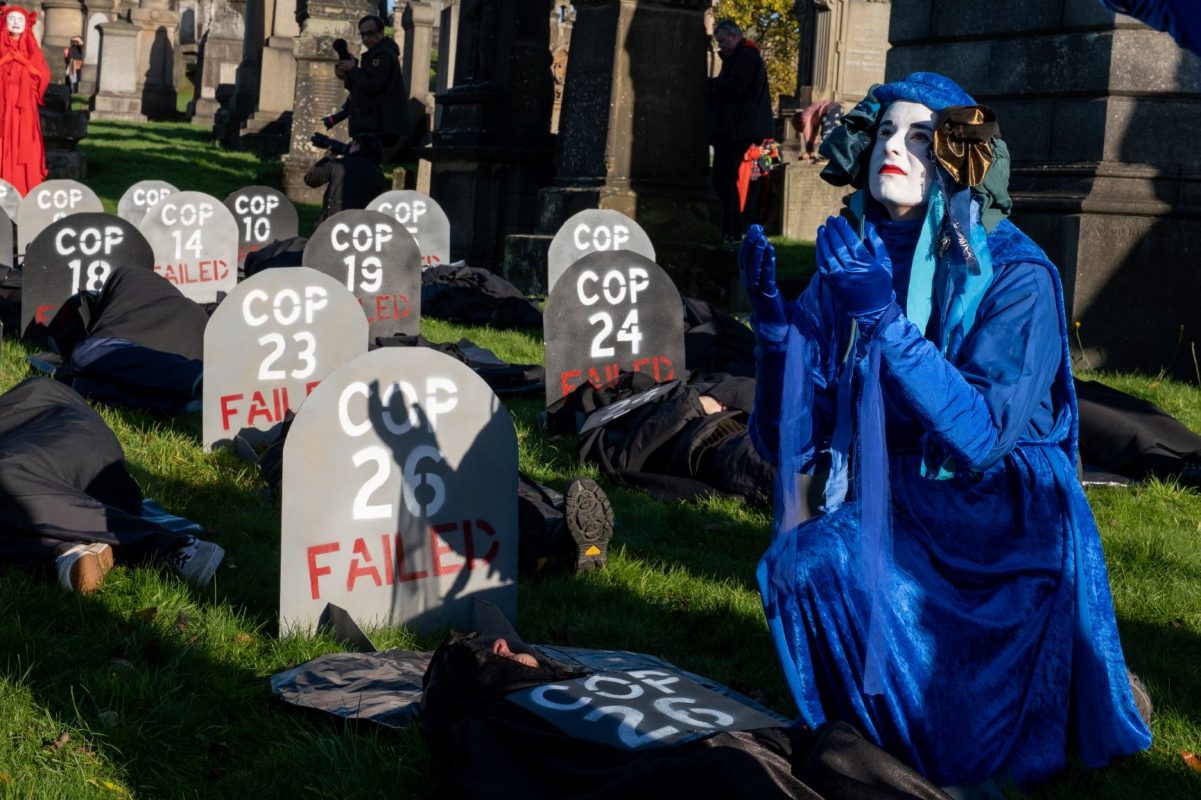 Protesto em Glasgow contra o resultado da COP26: críticas à falta de ambição para a salvação do clima (Foto: Pierre Larrieu / Hans Lucas / AFP - 13/11/2021)