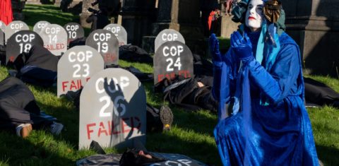Protesto em Glasgow contra o resultado da COP26: críticas à falta de ambição para a salvação do clima (Foto: Pierre Larrieu / Hans Lucas / AFP - 13/11/2021)