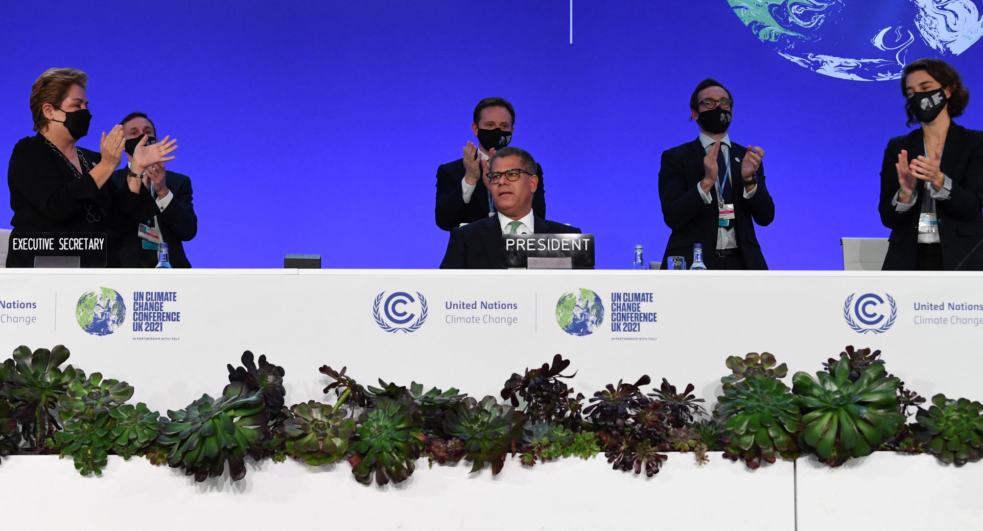 O presidente da COP26, Alok Sharma, é aplaudido após anunciar o Pacto de Gasglow: acordo amplo sob críticas (Foto: Paul Ellis / AFP - 13/11/2021)