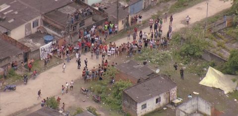 Policiais na área do Complexo do Salgueiro, em São Gonçalo, onde foram encontrados oito corpos após operação: 41% da letalidade violenta no município vem de intervenções de agentes do estado (Foto: Reprodução/TV Globo)