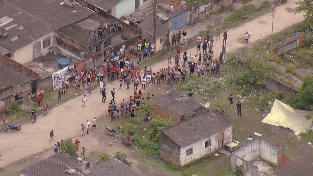 Policiais na área do Complexo do Salgueiro, em São Gonçalo, onde foram encontrados oito corpos após operação: 41% da letalidade violenta no município vem de intervenções de agentes do estado (Foto: Reprodução/TV Globo)