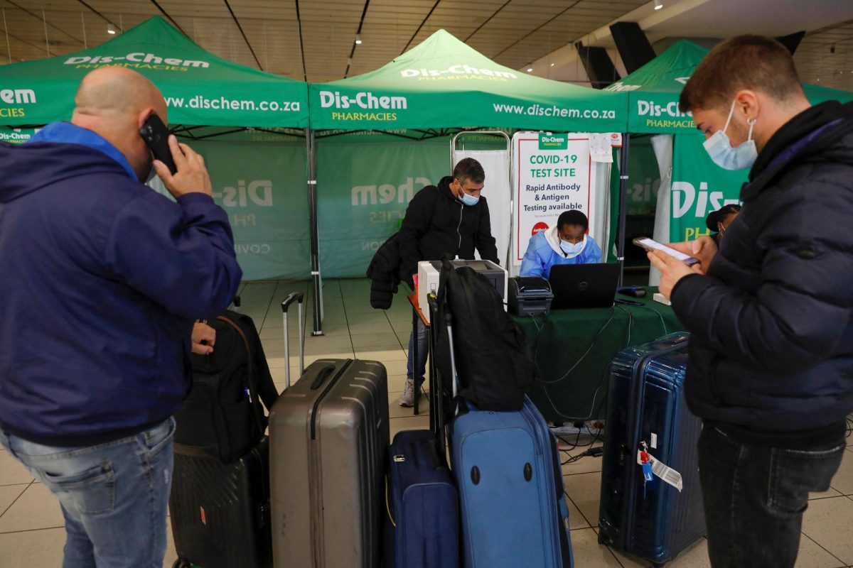 Fila para fazer teste para covid-19 no aeroporto internacional de Johanesburgo: estrangeiros buscam voos para países que não estão barrando passageiros vindo do sul da África (Foto: Phill Magakoe / AFP)