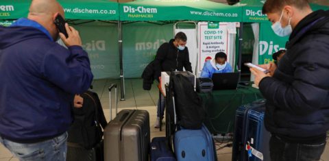 Fila para fazer teste para covid-19 no aeroporto internacional de Johanesburgo: estrangeiros buscam voos para países que não estão barrando passageiros vindo do sul da África (Foto: Phill Magakoe / AFP)