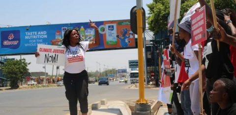 Inonge Sakala: "Fomos às ruas de Zâmbia durante a EarthWalk para levantar nossas vozes aos líderes mundiais! Estaremos observando de perto as decisões e negociações". Foto Divulgação