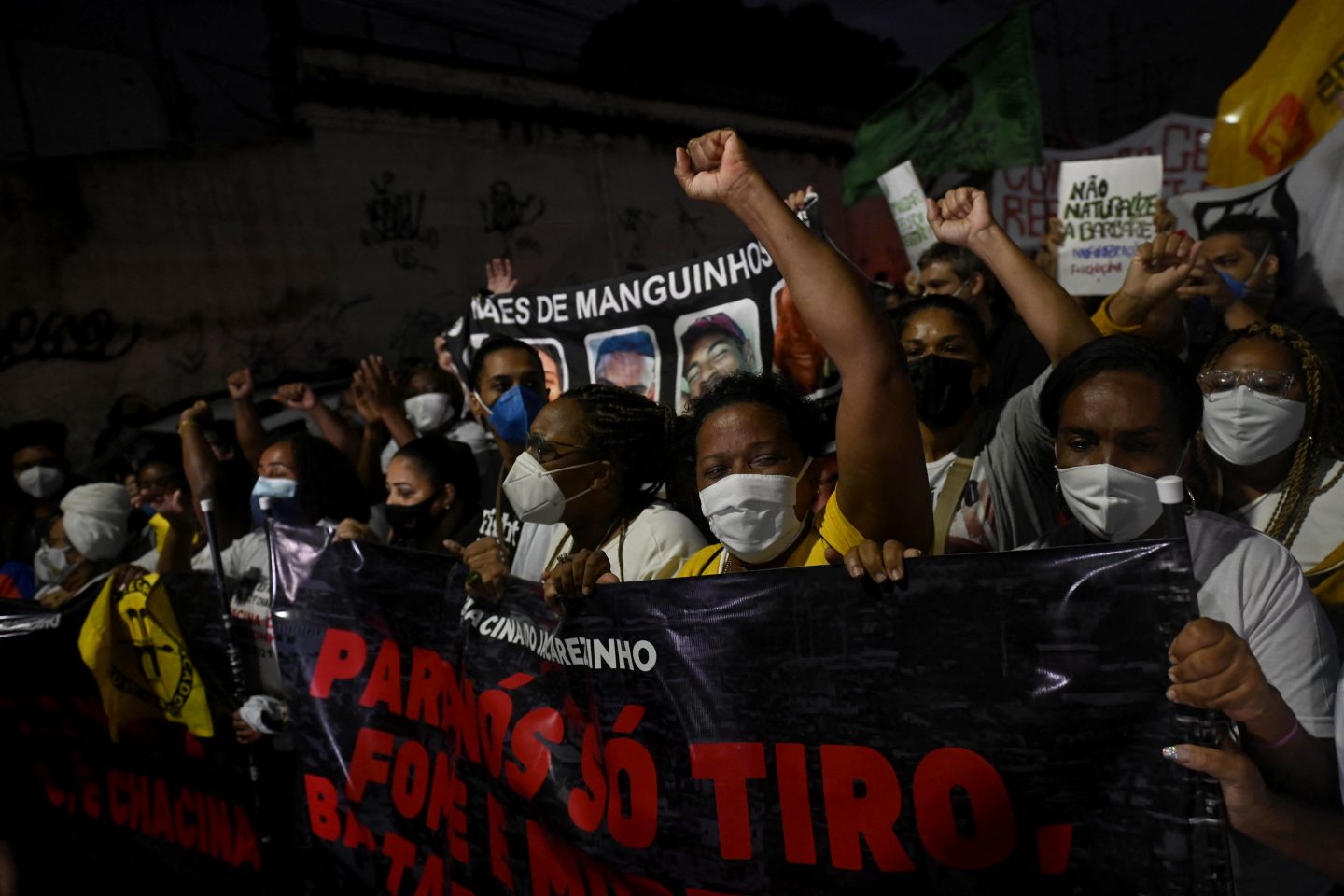 Parentes, amigos e integrantes de grupos de direitos humanos protestam contra o Massacre do Jacarezinho: pretos e pardos são os principais alvos das operações policiais (Foto: Mauro Pimentel / AFP)
