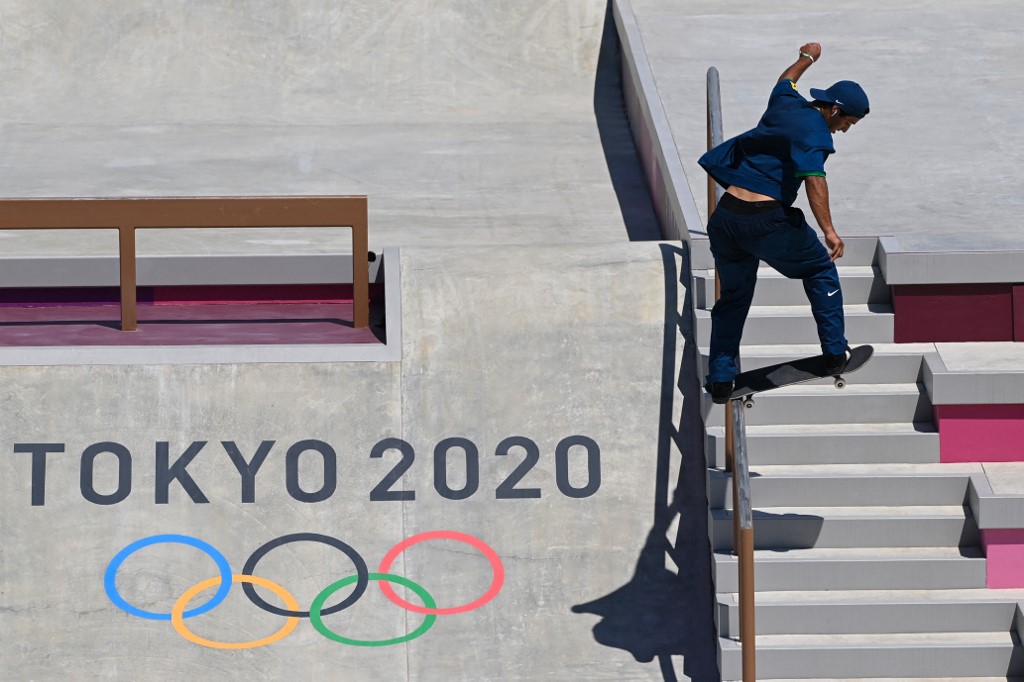 O brasileiro Kelvin Hoefler a caminho da medalha de prata sob o sol de 33 graus no Parque Ariake: pista de cimento aumenta a sensação de calor extremo (Foto: Martin Bernetti / AFP - 25/07/2021)