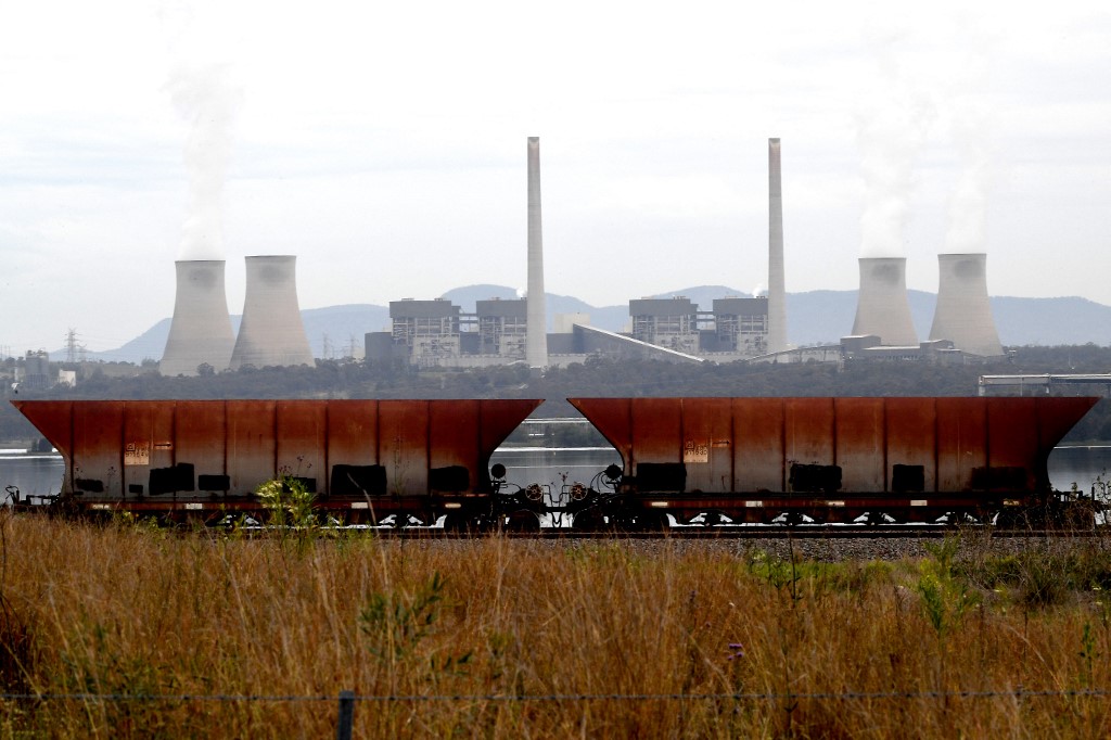 Trem transportando carvão para o porto de Newcastle, na Austrália: acordo para reduzir uso de combustíveis fósseis ficou aquém do esperado (Foto: Saeed Khan / AFP - 04/11/2021)